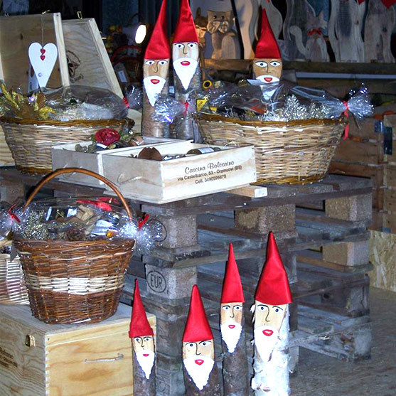 Esposizione di cesti natalizi in scatole di legno